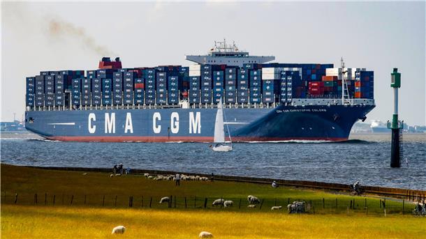 Damit die Containerriesen die Elbe besser befahren können, wird der Strom derzeit zum 9. Mal vertieft. Im Foto die Elbmündung bei Altenbruch, wo die Fahrrinne kaum 150 Meter vom Ufer entfernt ist.