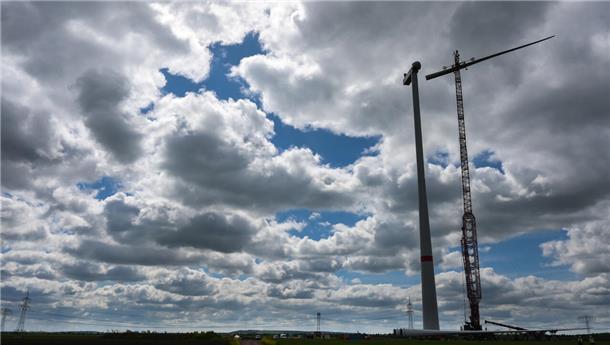 Baustart für Windpark Wistedt-Brüttendorf Zur Montage an einem Windrad im Energiepark Bad Lauchstädt wird ein Rotorblatt mit einem Kran in die Höhe gehoben.