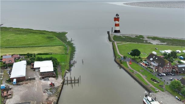 Roter Sand: So will ein 85-Jähriger den Turm nach Butjadingen holen Damit es nicht bloß bei einer Fotomontage bleibt: Bernhard Kanngießer will alles dafür tun, dass der Leuchtturm Roter Sand nach Fedderwardersiel kommt.