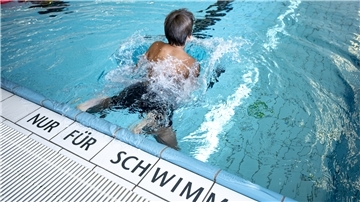 Damit Kinder auch zu sicheren Schwimmern werden, bietet auch die Bädergesellschaft in Bremerhaven Schwimmkurse an. Schon deshalb ist die Schließung von Schwimmbädern ein sehr sensibles Thema.