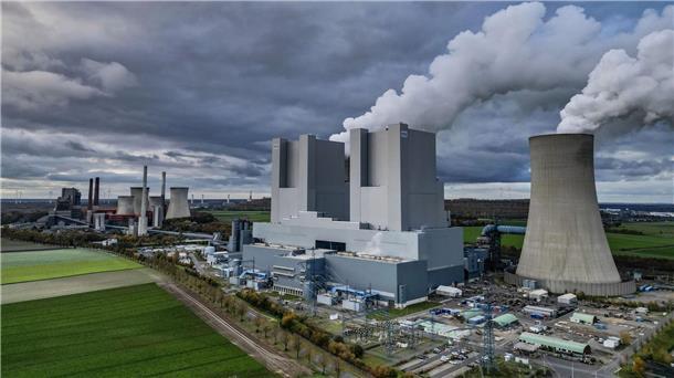 Energiekonzern RWE steigert Gewinn auf mehr als das Doppelte Dampf steigt aus dem RWE-Braunkohlekraftwerk Neurath. Das von RWE betriebene Kraftwerk gilt als das grüßte Braunkohlekraftwerk in Deutschland.