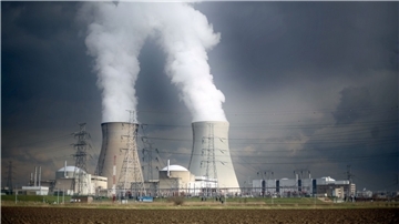Dampf steigt aus den Kühltürmen des Atomkraftwerks Doel bei Antwerpen auf.