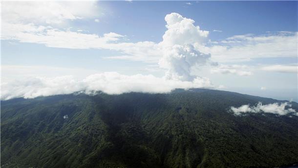 Heftiges Erdbeben nahe Neukaledonien Dampfschwaden auf der Insel Ambae, die zur Inselkette von Vanuatu gehört. Ein starkes Erdbeben erschüttert den Südpazifik.