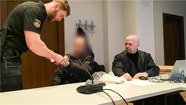 Prozess wegen Mordversuchs: Brutale Schlagstock-Attacke in Bremerhavener Kneipe Justizbeamter nimmt dem Angeklagten die Handschellen ab.