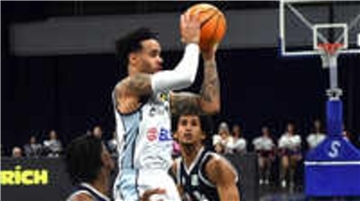 Daniel Norl (Mitte) war einer der Schlüsselspieler beim Sieg der Eisbären Bremerhaven bei den Uni Baskets Münster.