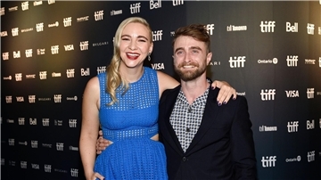 Daniel Radcliffe (r) und seine Freundin Erin Darke werden Eltern.