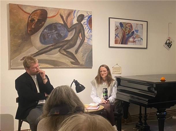 Autorin Gianna Lange stellt ihren Debütroman beim Tetjus Tügel Kunstverein vor Daniel Schmidt und Gianna Lange bei der jüngsten literarischen Veranstaltung auf dem Barcheler Tügel-Hof.