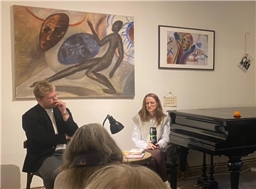 Autorin Gianna Lange stellt ihren Debütroman beim Tetjus Tügel Kunstverein vor Daniel Schmidt und Gianna Lange bei der jüngsten literarischen Veranstaltung auf dem Barcheler Tügel-Hof.