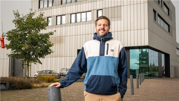 Mann vor dem Thünen-Institut in Bremerhaven.