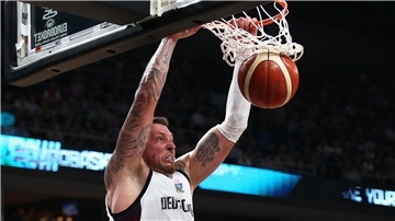 Daniel Theis und den deutschen Basketballern fehlen noch zwei Siege zum EM-Titel.