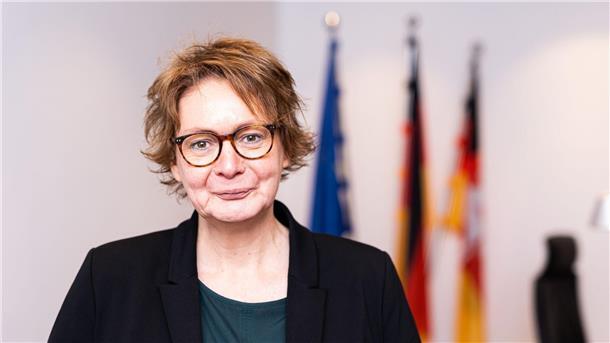 Behrens legt Lagebild Cybercrime und Kinderpornografie vor Daniela Behrens, Innenministerin von Niedersachsen, steht in ihrem Büro im Innenministerium.