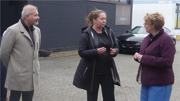 Drei Personen miteinander im Gespräch