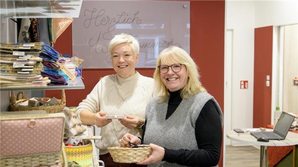 Daniela Dalitz (l.) und Kerstin Rubin zeigen die Einzigware aus Bremerhaven.