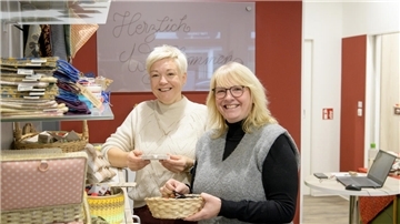 Daniela Dalitz (l.) und Kerstin Rubin zeigen die Einzigware aus Bremerhaven.