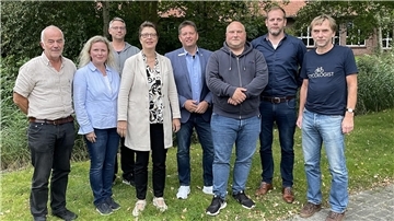 Daniele van de Velde von der Grundschule Burhave (2. von links), Kreispfarrerin Christiane Geerken-Thomas (4. von links) und Bürgermeister Axel Linneweber (Mitte), Eike Hessenius vom Förderverein (2. von rechts) und Thorsten Steiner vom Elternverein (3. von rechts) gehören dem neuen Beirat der Zinzendorfschule an. Bernd Maiwald (links), Dennis Kittel (3. von links) und Thomas Siemon (rechts) nehmen seitens der Schulleitung an den Sitzungen teil. 