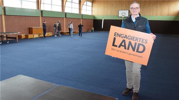 Dank des Förderprogramm "Engagiertes Land" und darüber beschaffter Matten kann die Rhader Turnhalle jetzt als Mehrzweckhalle genutzt werden, freut sich Olaf Wendelken.