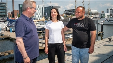 Dank Rüdiger Magowsky, Hafenmeister des Hotel- und Bordinghouse im Jaich, hat Ruslan Moroz - im Bild mit Ehefrau Olena - eine Vollzeitstelle.