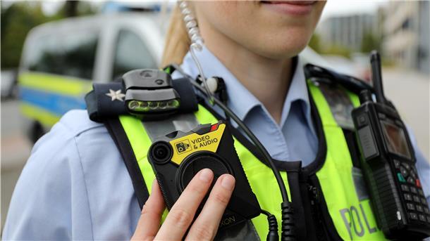 Dank zusätzlicher Ausbildungsplätze für Bremerhaven kann die Ortspolizei früher als bislang geplant ihre Sollstärke erreichen. Außerdem werden weitere Bodycams für die Beamten angeschafft.