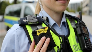 Dank zusätzlicher Ausbildungsplätze für Bremerhaven kann die Ortspolizei früher als bislang geplant ihre Sollstärke erreichen. Außerdem werden weitere Bodycams für die Beamten angeschafft.