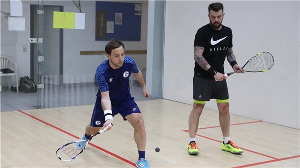 Danny Kühn (blaue Schuhe) und Dennis Diekmann haben sich in der Squash-Halle des TK Nordenham während der Coronapandemie fit gehalten.