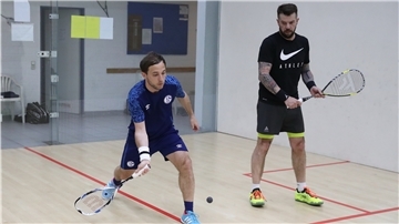 Danny Kühn (blaue Schuhe) und Dennis Diekmann haben sich in der Squash-Halle des TK Nordenham während der Coronapandemie fit gehalten.