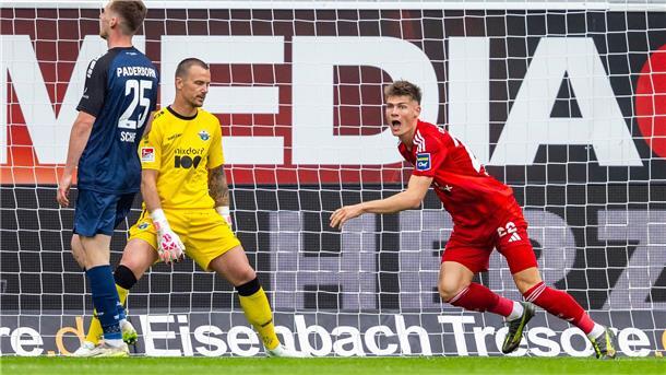 Danny Schmidt trifft zum 1:0 für Düsseldorf.