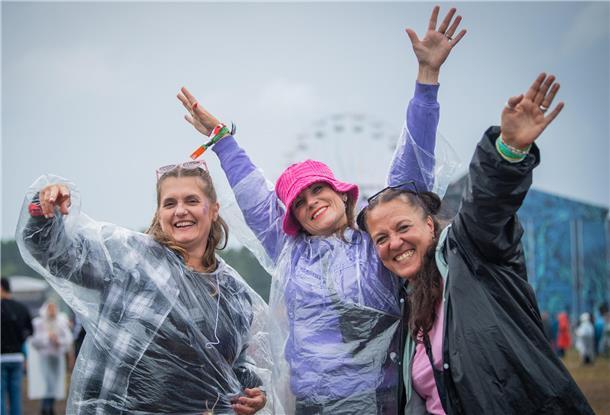 Deichbrand 2023 ertrinkt: REGEN und SCHLAMM ohne Ende (Fotos) Dany, Saskia und Anke lassen sich den Spaß nicht nehmen.