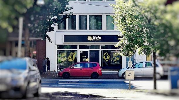 Darf vorerst geöffnet bleiben: Das XTiP-Wettbüro in der Bremerhavener Hafenstraße.