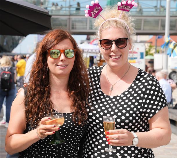 Darjana Fricke (links) und Sabrina Kaimas sind aus Bremen angereist. Die beiden Schwestern feiern bei den Maritimen Tagen Sabrinas Geburtstag.