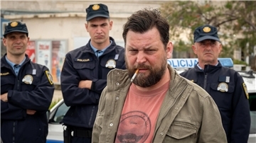 Darko (Sascha Gersak) erwartet Stascha und Emil auf Brac .