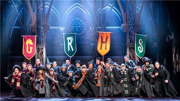 Darsteller aus „Harry Potter und das verwunschene Kind“ im Mehr!-Theater am Hamburger Großmarkt. Das einst zweiteilige, je mehrstündige Stück kommt als kompakte einteilige Version zurück.