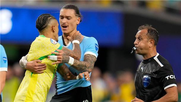 Harte Strafen für Uruguay-Stars nach Prügelei Darwin Nunez (blaues Trikot) wurde wegen einer Prügelei im Spiel gegen Kolumbien lange gesperrt.