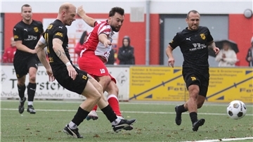 Fußballspiel SV Brake gegen SV Bevern mit Miklas Kunst