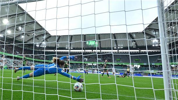 Das 1:0 für den FC Bayern: Wolfsburgs Torhüterin Stina Johannes kann den Schuss von Klara Bühl nicht halten.
