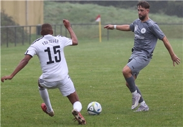Fußballspiel des TuS Einswarden gegen FSV Jever mit Dario Etienne Böning (rechts).