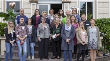 Das 20-jährige Bestehen der Jugendhilfestation Hagen feierte das Team um Einrichtungsleitung Britta Dehn (vorne, Vierte von links) und ihre Stellvertreterin Meike Bödecker (vorne, Dritte von rechts) mit einem Tag der offenen Tür. Gratulanten waren unter anderem AWO-Prokuristin Silke Rupietta (hinten, Dritte von links) und die stellvertretende AWO-Vorsitzende Barbara Riechers-Kuhlmann (vorne, Fünfte von links).