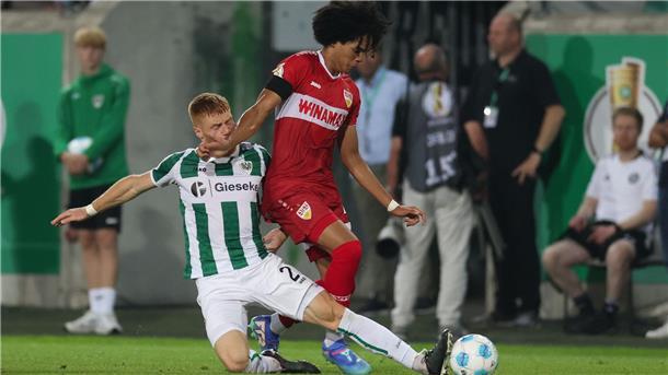 Das 20-Jährige Talent Anrie Chase (r.) gab sein Debüt in der VfB-Startelf.