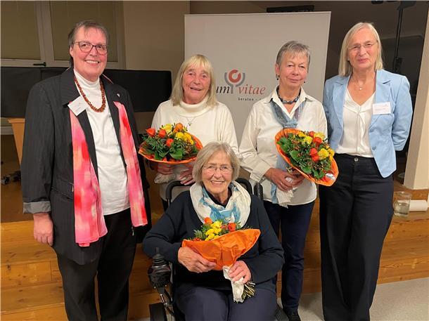 Frauen mit Blumensträußen bei Donum Vitae