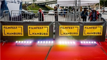 Das 30. Hamburger Filmfest wurde mit dem Film „Wir sind dann wohl die Angehörigen“ eröffnet.