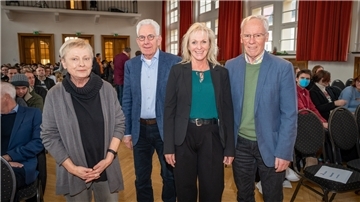 Das 30-jährige Jubiläum des Bilingualen Profils am Lloyd Gymnasium wird in der Aula gefeiert. Mitglieder der ersten Stunde und aktuelle Engagierte sind (von links9 Marianne Cordes (Gründerin), Peter Haase (Ex-Schulleiter), Tanja Bartscht (Projektleiterin) und Uwe Meiring (Ex-Schulleiter).