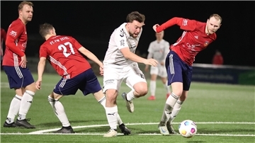 Der SV Brake mit Miklas Kunst im Fußball-Bezirksligaspiel gegen den FC Zetel.