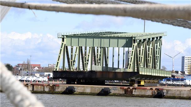 Das abgetrennte Stück der Drehbrücke steht auf der ABC-Insel im Hafen – aber es muss dort wieder verschwinden.