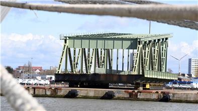 Das abgetrennte Stück der Drehbrücke steht auf der ABC-Insel im Hafen – aber es muss dort wieder verschwinden.