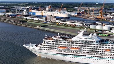 Kreuzfahrt von oben: MS „Artania“ legt ab in Bremerhaven Das Ablegen der "Artania" in Bremerhaven aus der Luft fotografiert.