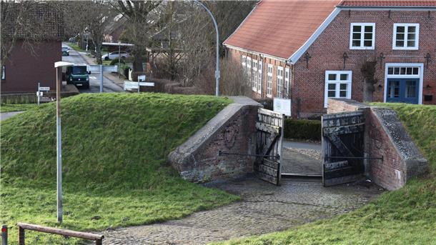 Das Abser Deichschaart in Rodenkirchen stammt aus dem 18. Jahrhundert. Dank Leader-Fördergeld konnte der Vorplatz in der Förderperiode 2000 bis 2006 aufgewertet worden. Er liegt direkt am Weserradweg und der Deutschen Sielroute.