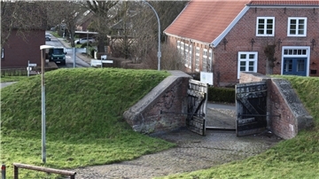 Das Abser Deichschaart in Rodenkirchen stammt aus dem 18. Jahrhundert. Dank Leader-Fördergeld konnte der Vorplatz in der Förderperiode 2000 bis 2006 aufgewertet worden. Er liegt direkt am Weserradweg und der Deutschen Sielroute.