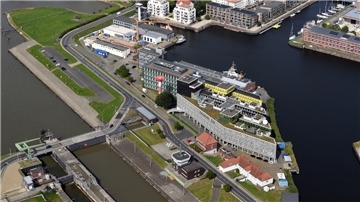 Das Alfred-Wegener-Institut an der Doppelschleuse. Im Hintergrund beim Kran ist die aktuelle Baustelle zu sehen.