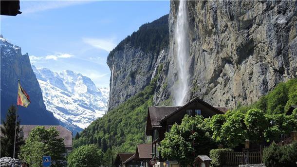 Handy-Touristen: Schweizer Bergdorf erwägt Eintrittsgebühr Das als Fotomotiv beliebte Wahrzeichen von Lauterbrunnen: der Wasserfall Staubbachfall.