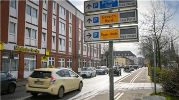 Straße mit Auto und Wegweiser