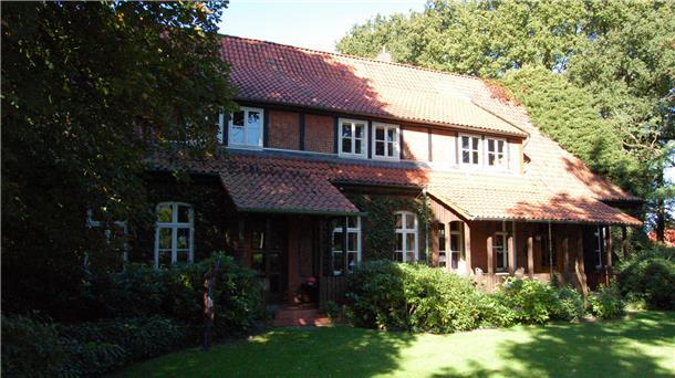 Das alte Schulhaus ist von Dörthe und Hubertus Hübner 1979, sieben Jahre nach Schließung der Schule, erworben worden und wird seither liebevoll gepflegt. Es wird als Wohnhaus genutzt. Für viele Jahre war es Sitz der Revierförsterei von Hubertus Hübner. Und bis 1984 war im ehemaligen Klassenraum ein Spielkreis eingerichtet.